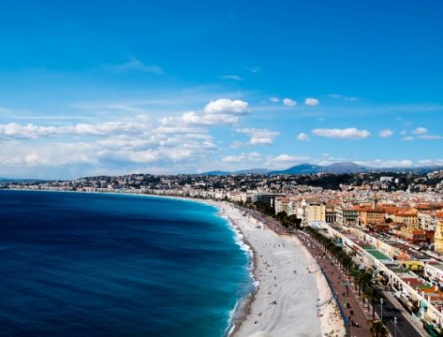 Vue sur la baie de Nice et ses appartements de luxe